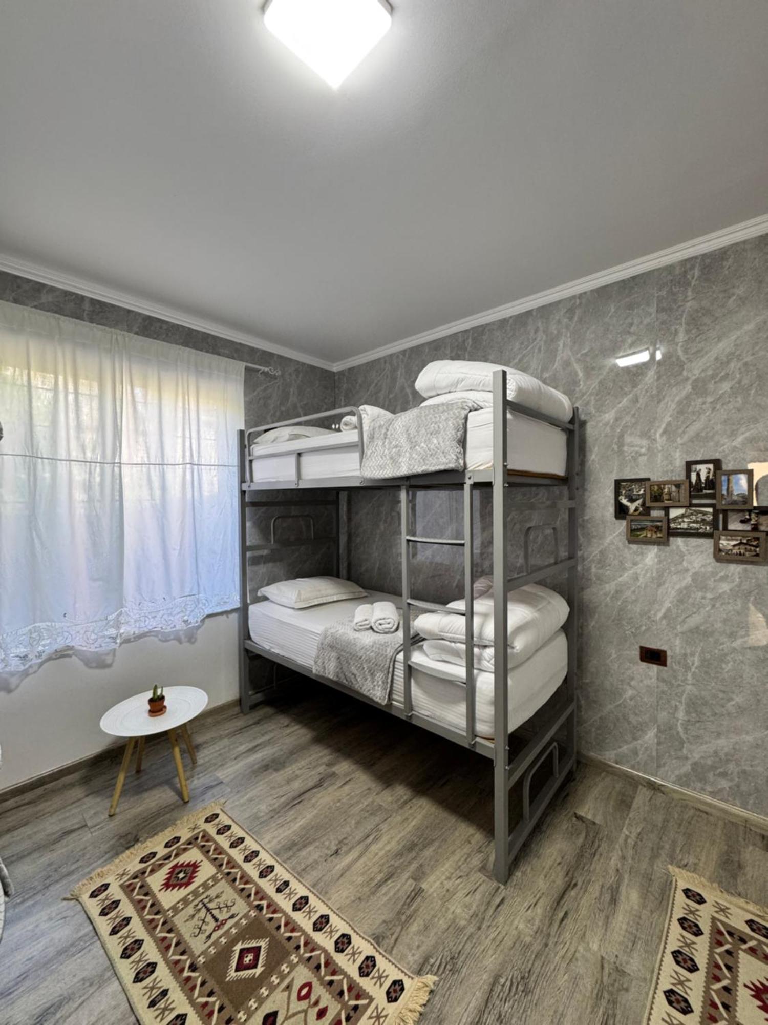Hostel Leon Berat Eksteriør billede